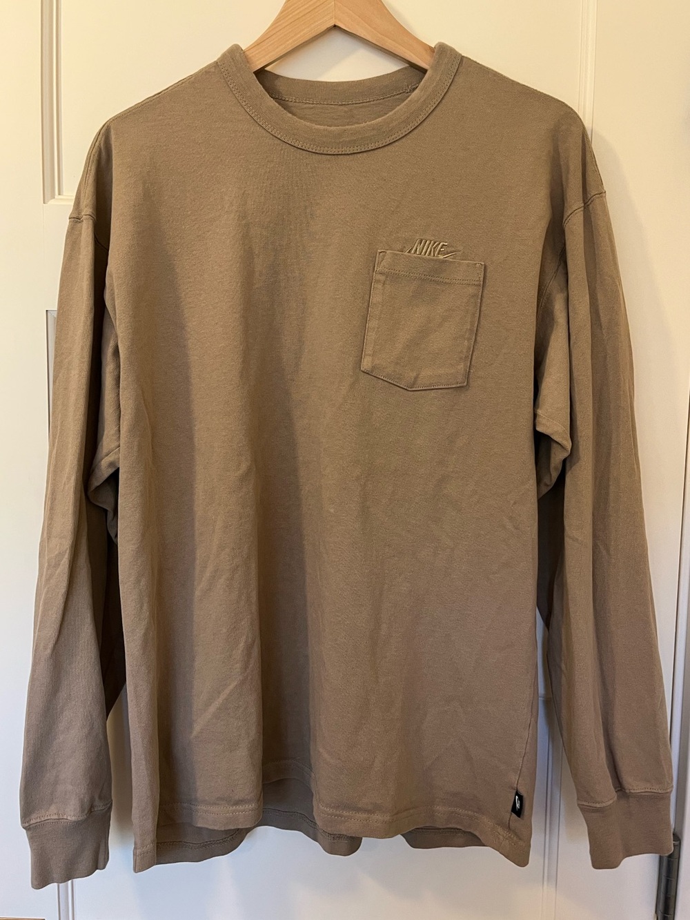 Nike Sportswear Pocket Long Sleeve Tee Men’s M Brown Taupe Loose Fit